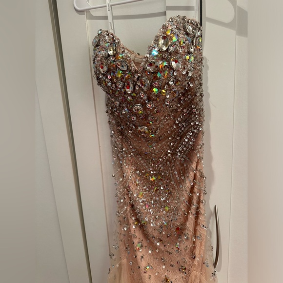 Beautiful dress - Picture 5 of 5